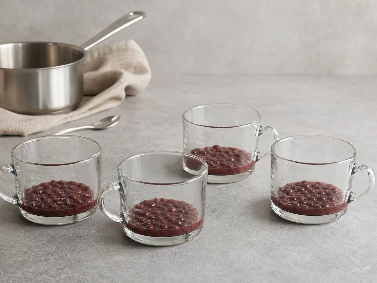 Four clear mugs with level sweet adzuki layers and clean upper walls