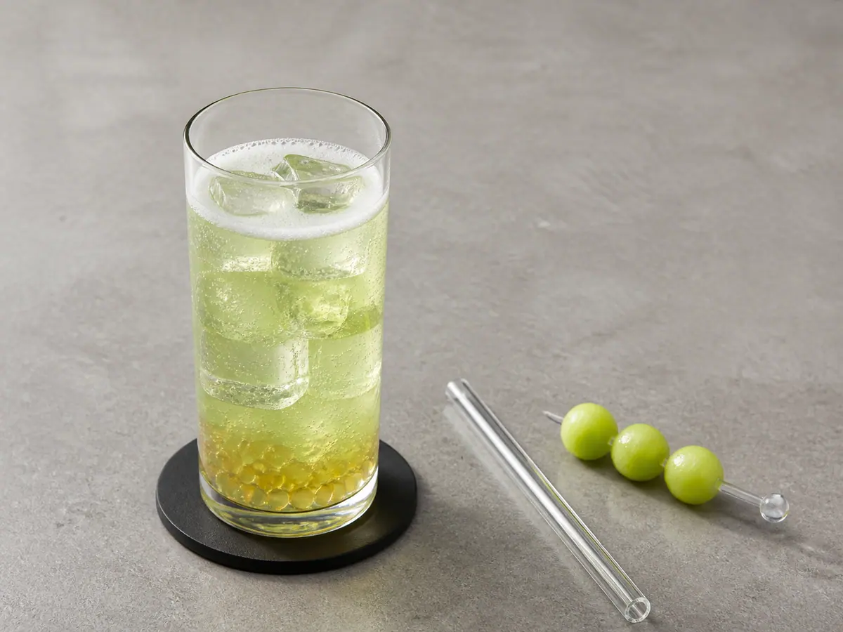 Soda de melão com limão em camadas, com bolhas controladas e espaço livre no topo antes de mexer e colocar a guarnição