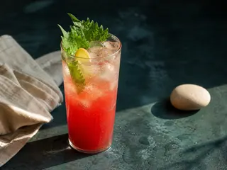 Refresco con gas de sandía y shiso con hielo en un vaso alto