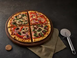 Pan plano individual de vegetales cortado en cuatro porciones triangulares con distintas combinaciones de ingredientes