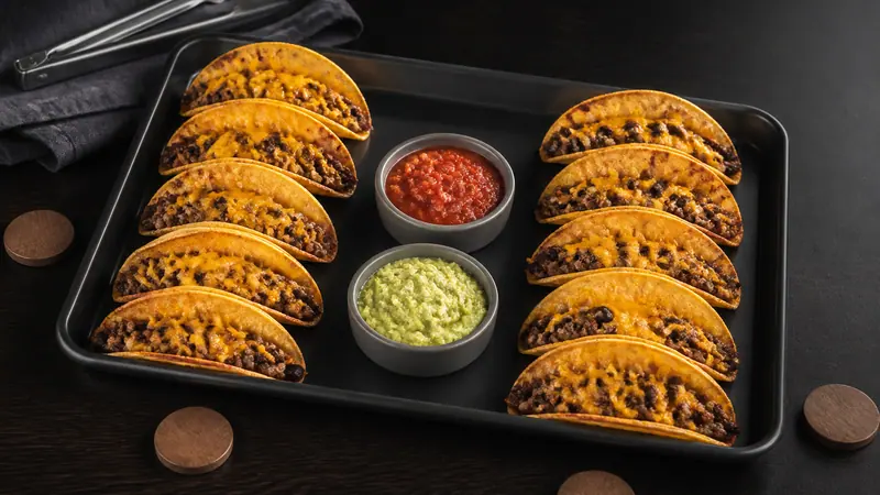 Bandeja de tacos para multijugador local con tacos de carne y frijoles negros, salsa y guacamole para compartir